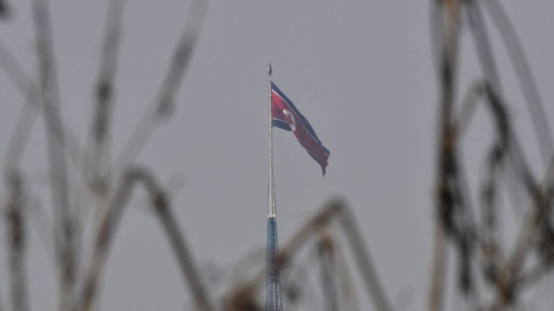 Uma bandeira norte-coreana tremula na vila de propaganda de Gijungdong, vista da vila de liberdade de Taesungdong na Coréia do Sul, na zona desmilitarizada que divide as duas Coreias em Paju em 30 de setembro de 2019 (Foto: JUNG YEON-JE / AFP / Getty Images)