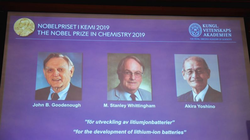 Uma tela exibe os retratos dos ganhadores do Prêmio Nobel de Química de 2019 (Esq-Dir) John Goodenough, dos EUA, Stanley Whittingham, da Grã-Bretanha, e Akira Yoshino, do Japão, durante uma conferência de imprensa na Academia Real de Ciências da Suécia, em Estocolmo, Suécia, em outubro 9, 2019 (Foto de NAINA HELEN JAMA / Agência de Notícias TT / AFP via Getty Images)