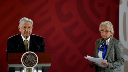 Deputado entrega cigarro de maconha à secretária de governo de López Obrador ‘para construir a paz’