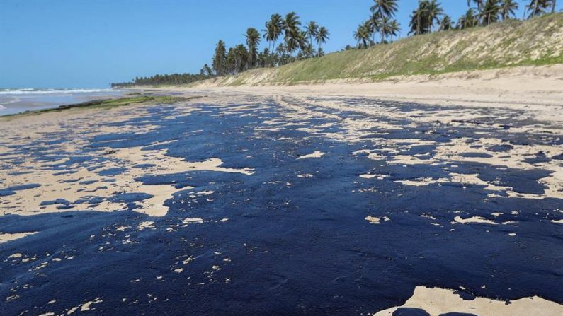 Fotografia de 10 de outubro de 2019 de manchas de óleo que poluem a praia de Lagoa do Pau, no município de Coruripe, estado de Alagoas (Brasil) (EFE / Carlos Ezequiel Vannoni)