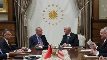 Vice-presidente dos EUA anuncia cessar-fogo em ofensiva turca na Síria