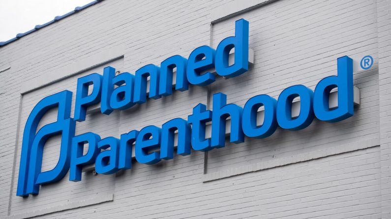 El logotipo de Planned Parenthood figura en la fachada del Centro de Servicios de Salud Reproductiva de Planned Parenthood en St. Louis, Missouri, el 30 de mayo de 2019. (Saul Loeb/AFP/Getty Images)