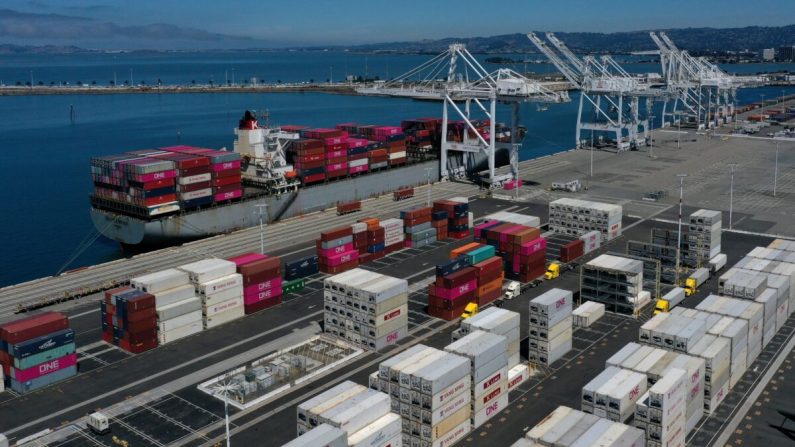 Un barco atracado en el puerto de Oakland Transbay Container Terminal en Oakland, California, el 3 de septiembre de 2019. (Justin Sullivan/Getty Images)