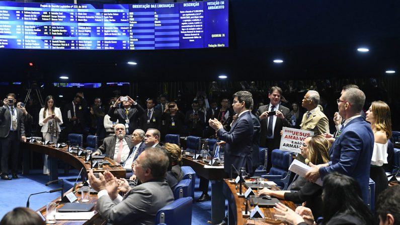 Parlamentares aguardam andamento de votação que susta o Decreto Presidencial 9.785, de 2019, de flexibilização das regras para a posse e porte de armas (Foto: Marcos Oliveira/Agência Senado)