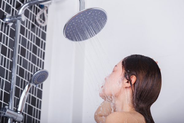 mujer en la ducha