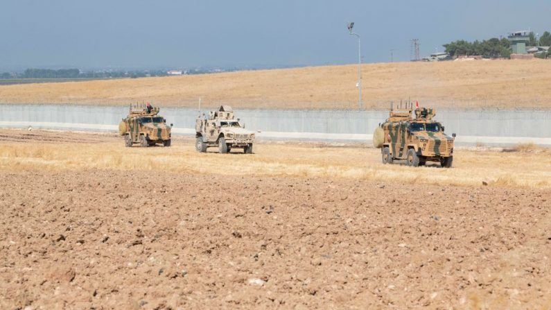 As forças militares do Exército dos EUA, dos EUA e da Turquia realizam a terceira patrulha conjunta combinada em terra dentro da área do mecanismo de segurança no nordeste da Síria, em 4 de outubro de 2019 (Foto de Andrew Goedl / EUA, via Getty Images)