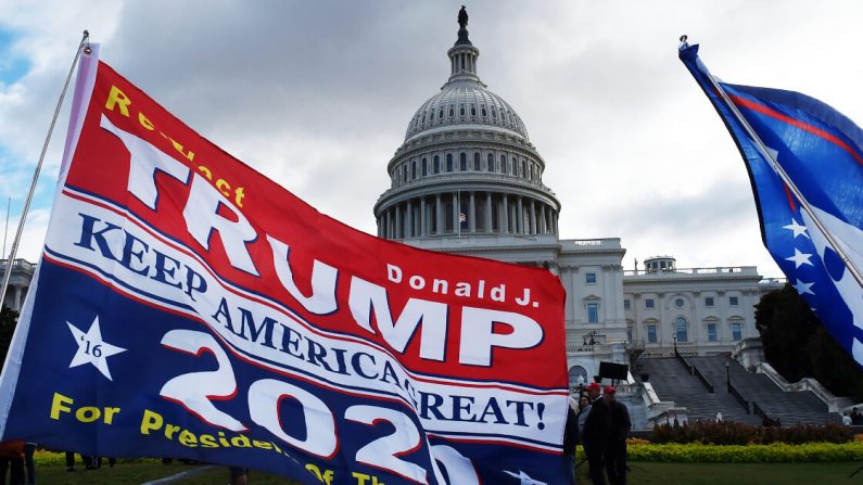 Los partidarios del presidente de los Estados Unidos, Donald Trump, realizan una manifestación de "Alto al impeachment" frente al Capitolio de los Estados Unidos el 17 de octubre de 2019 en Washington, DC. (Olivier Douliery/AFP/AFP a través de Getty Images)