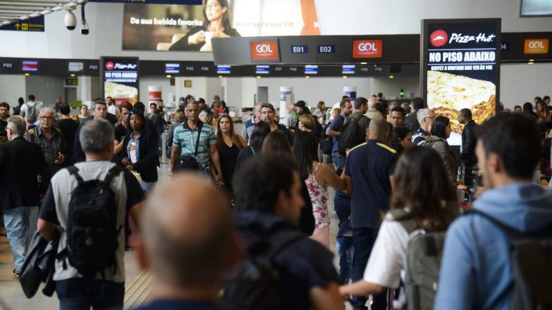 Rio de Janeiro - Aeroporto do Galeão apresenta fluxo intenso de passageiros no primeiro dia de transferências de voos do Santos Dumont.  (Foto: Tomaz Silva/Agência Brasil)