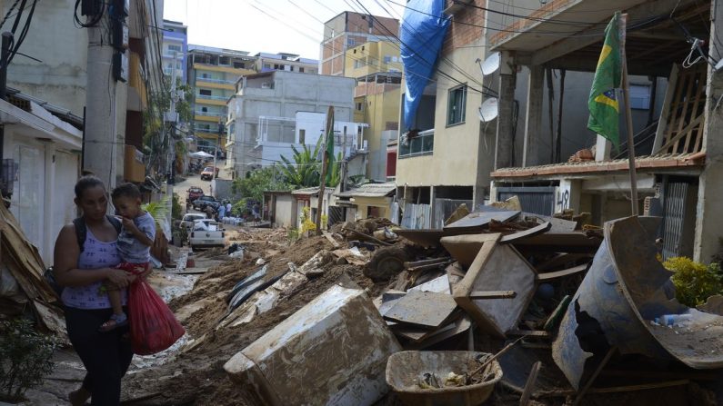 Equipes que atuam na busca e resgate de pessoas após o desabamento dos dois prédios na comunidade da Muzema, continuam as buscas (Tânia Rêgo/Agência Brasil)
