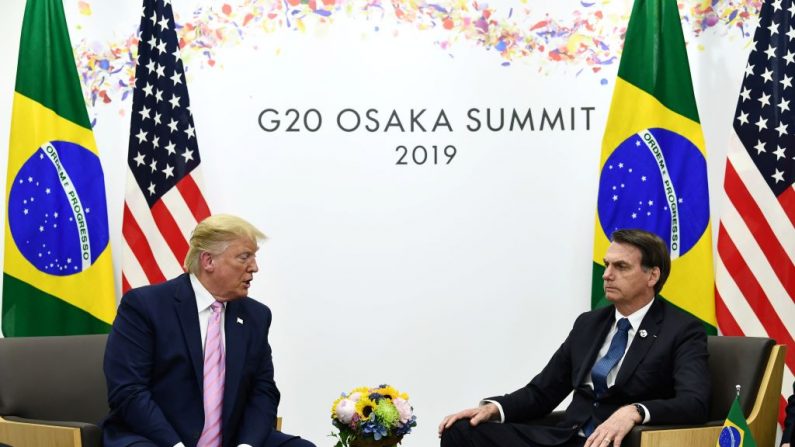 O presidente do Brasil, Jair Bolsonaro, se encontra com o presidente dos EUA, Donald Trump, durante uma reunião bilateral à margem da Cúpula do G20 em Osaka, em 28 de junho de 2019 (Foto: BRENDAN SMIALOWSKI / AFP / Getty Images)