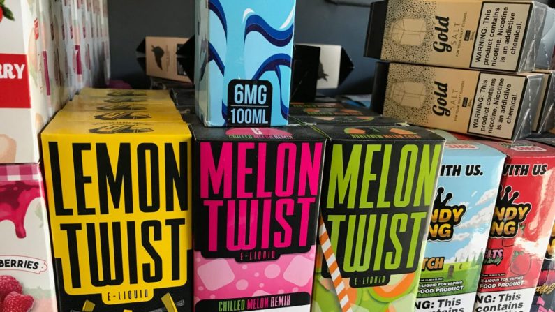 Los productos de vapeo con sabor que contienen nicotina en una tienda en Los Ángeles, California, el 17 de septiembre de 2019. (ROBYN BECK/AFP/Getty Images)