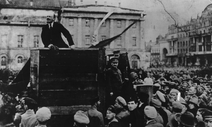 El líder comunista revolucionario ruso, Vladimir Lenin (1879 - 1924), dando un discurso a los hombres del Ejército Rojo que partían hacia el frente de batalla durante la Guerra polaco-soviética, Plaza  Svérdlov (actual Plaza del Teatro), Moscú, 5 de mayo de 1920. A la derecha de la plataforma están el Comisario del Pueblo León Trostsky (1879 - 1940) y el miembro del Politburó Lev Kamenev (1883 - 1936). (Keystone/Getty Images)