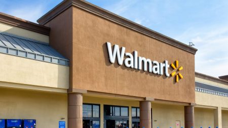 Walmart limitará el número de clientes en sus tiendas a partir del sábado