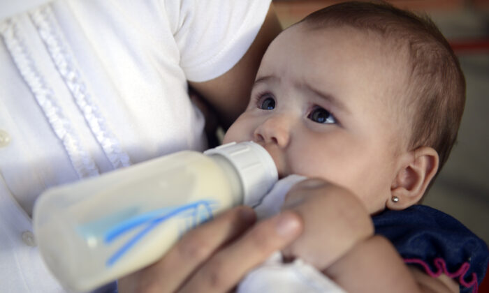 Imagen de archivo de una mujer alimentando a un bebé. (Leo Ramirez/AFP/Getty Images)