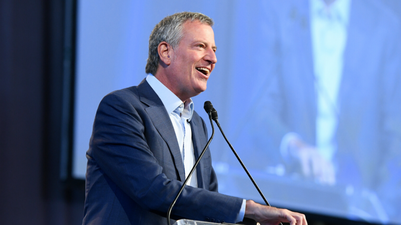  El alcalde de la ciudad de Nueva York, Bill de Blasio, habla en el escenario durante el Sexto Festival Anual para Celebrar el Mes de la Herencia Hispana. (Créditos: Jared Siskin/Getty Images para el Festival People en Español)