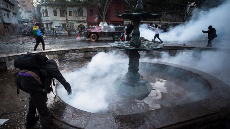 Las marchas, que comenzaron siendo multitudinarias, han ido perdiendo fuerza con el paso de los días, aunque sigue existiendo descontento y episodios de violencia en las calles. EFE/Alberto Valdes/Archivo