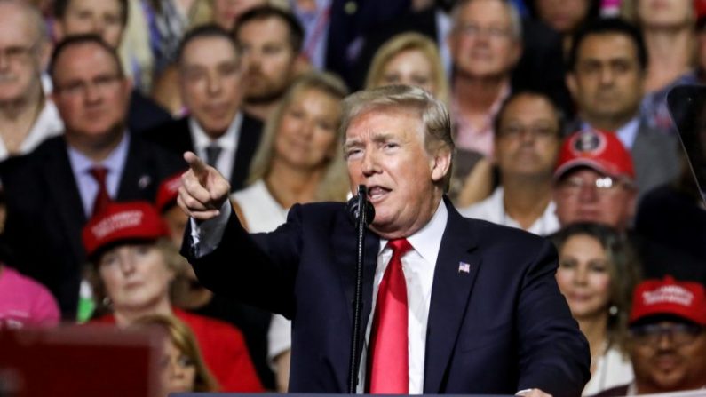 El presidente Donald Trump señala a los medios mientras critica las "noticias falsas" en un mitin de Make America Great Again en Tampa, Florida, el 31 de julio de 2018. (Charlotte Cuthbertson/The Epoch Times)