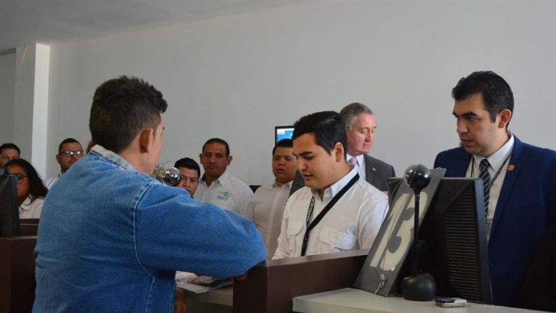 El primer ciudadano centroamericano deportado desde Estados Unidos realiza trámites este jueves, en Ciudad de Guatemala (Guatemala). EFE/Esteban Biba