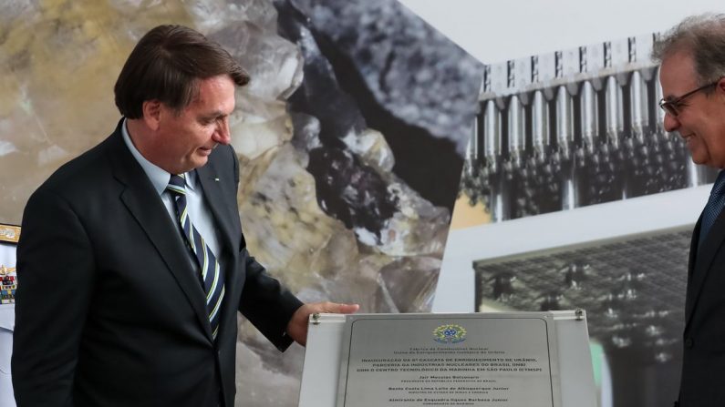Presidente da República, Jair Bolsonaro descerra placa alusiva a inauguração da 8ª Cascata de Ultracentrífugas da Usina de Enriquecimento Isotópico de Urânio (Foto: Marcos Corrêa/PR)