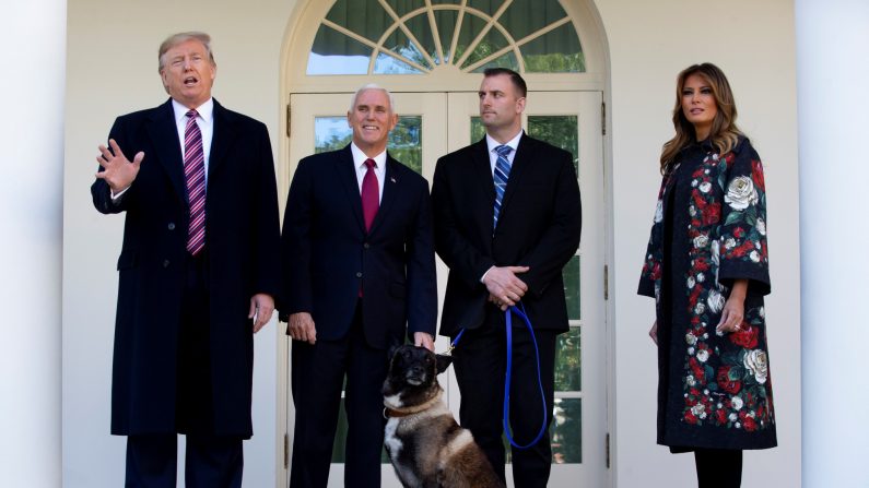 El presidente de los Estados Unidos, Donald J. Trump, pronuncia comentarios junto al vicepresidente de los Estados Unidos, Mike Pence, el perro del ejército de los EE.UU. Conan y la primera dama Melania Trump, en el jardín de rosas de la Casa Blanca en Washington DC, EE.UU., el 25 de noviembre de 2019. (EFE / EPA / MICHAEL REYNOLDS)