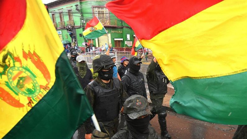 Un grupo de policías se rebela este sábado en la Unidad Táctica de Operaciones Policiales (UTOP) en la ciudad de Cochabamba (Bolivia). (EFE/Jorge Abrego)