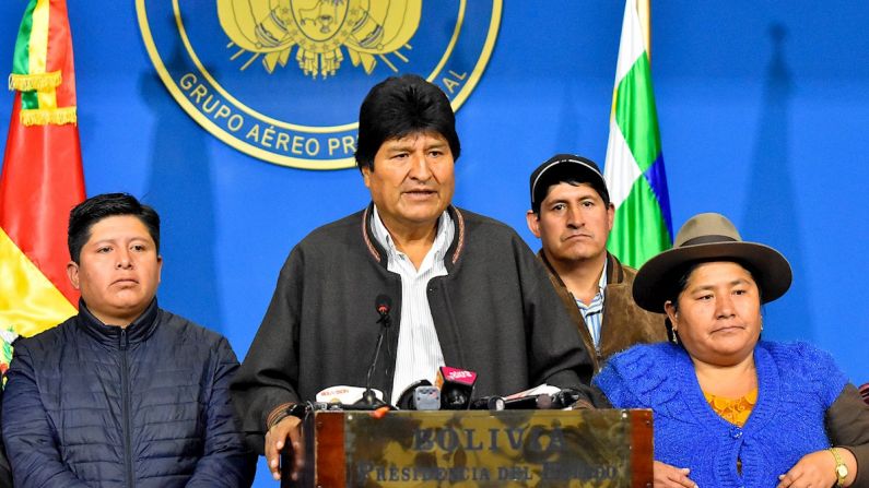 El presidente de Bolivia, Evo Morales (2-i), habla durante una breve comparecencia este domingo en el hangar presidencial de El Alto (Bolivia), donde anunció su renuncia. (EFE/Stringer)