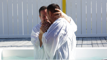 Enfermo de cáncer ateo cumplió su último deseo antes de morir: ser bautizado
