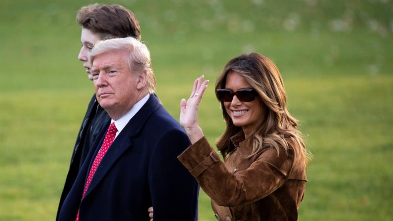 El presidente de los Estados Unidos, Donald Trump (c), la primera dama Melania Trump (d) y su hijo Barron Trump (i) parten hacia Florida, donde pasarán las vacaciones de Acción de Gracias el 26 de noviembre de 2019. EFE / EPA / MICHAEL REYNOLDS