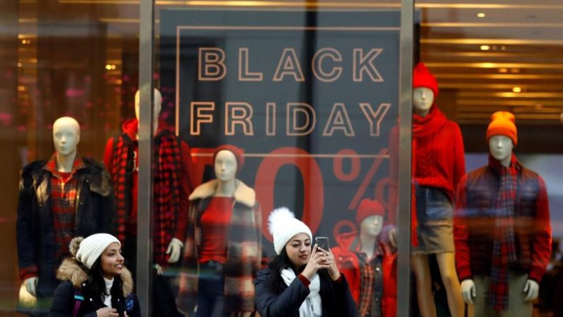 Dos mujeres toman fotos con su teléfono durante las compras navideñas del 'Black Friday' en Nueva York, EE. UU., 29 de noviembre de 2019. EFE / EPA / JASON SZENES