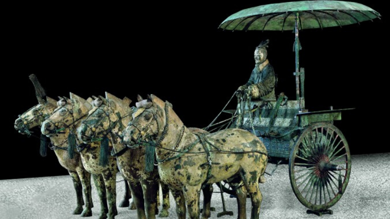 Modelo de carro (réplica moderna) China, original: dinastía Qin (221–206 a. C.), caja de carro de bronce con pigmentos, incluyendo ejes: ancho 52 centímetros, profundidad 60 centímetros, peso 450 gramos; dosel: altura 10 centímetros, diámetro 1,2 metros; peso 30 kilos; cada caballo: altura 92 centímetros, peso 6,12 kilos, longitud 1,16 metros, Museo del sitio del mausoleo del emperador Qinshihuang. (Cortesía del Museo Metropolitano de Arte)
