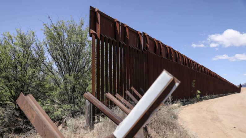 Una mezcla de barrera para vehículos de Normandía y una valla fronteriza más alta junto al río San Pedro en la frontera entre Estados Unidos y México cerca de Sierra Vista, Arizona, el 8 de mayo de 2019. (Charlotte Cuthbertson/La Gran Época)