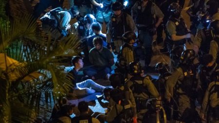 Filman a policía de Hong Kong torturando y humillando a manifestantes detenidos