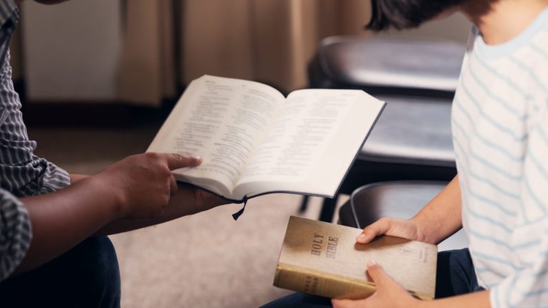 Foto que muestra a personas estudiando la Biblia. (Shutterstock/Palidachan)