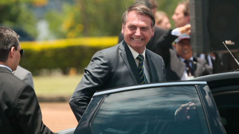 O presidente Jair Bolsonaro participa da cerimônia de hasteamento da bandeira nacional no palácio da Alvorada (Antônio Cruz/Agência Brasil)