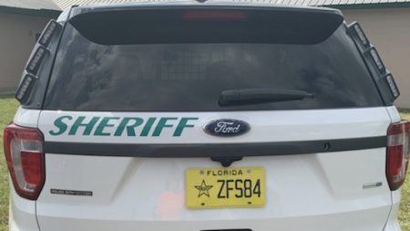 Sheriff de la Florida se mantiene firme, no quitará el lema «En Dios confiamos» de los patrulleros