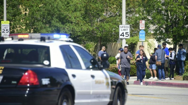 Policía en una intersección en Palmdale, California, el 11 de mayo de 2018. (Frederic J. Brown/AFP vía Getty Images)