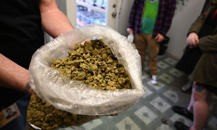 Se muestra una bolsa de marihuana en Los Ángeles el 24 de enero de 2019. (Robyn Beck/AFP vía Getty Images)