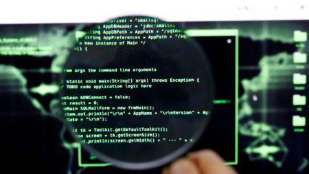 Hackers contratados pelo regime chinês interceptam mensagens de texto de todo o mundo, diz relatório