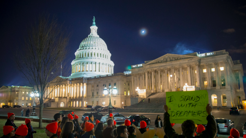 Los partidarios de pro-DACA protestan frente a Capitol Hill el 21 de enero de 2018 en Washington. (Tasos Katopodis/Getty Images)