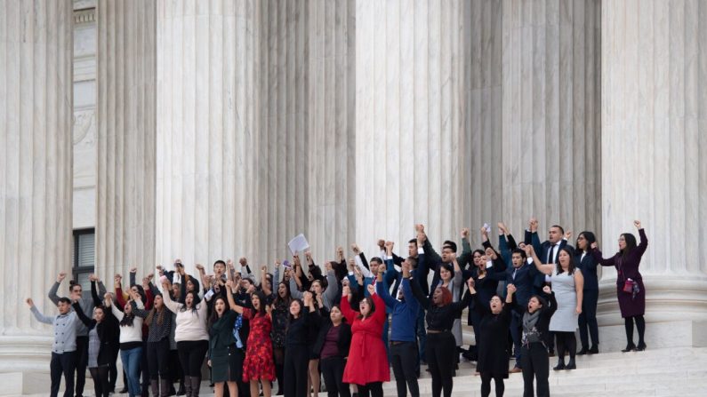 Los demandantes de DACA salen de la corte mientras los activistas por los derechos de inmigración realizan una manifestación frente a la Corte Suprema en Washington, el 12 de noviembre de 2019. (Saul Loeb/AFP vía Getty Images)