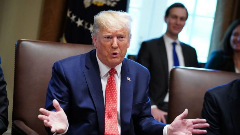 El presidente de los Estados Unidos, Donald Trump, participa en una reunión del gabinete en la Sala del Gabinete de la Casa Blanca en Washington, DC, el 19 de noviembre de 2019. (Foto de Mandel Ngan / AFP / Getty Images)