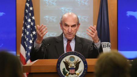 Elliot Abrams anuncia que Estados Unidos presionará aún más a Maduro tras las sanciones a Rosneft