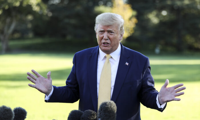El presidente Donald Trump habla con los medios de comunicación antes de salir de la Casa Blanca el 11 de octubre de 2019. (Charlotte Cuthbertson/The Epoch Times)