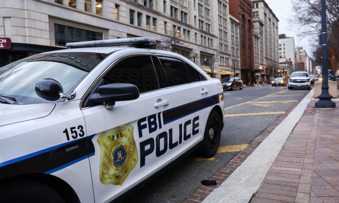 Coche de la policía del FBI estacionado frente a la sede de la Oficina Federal de Investigaciones en Washington el 7 de enero de 2019. (Samira Bouaou/The Epoch Times)