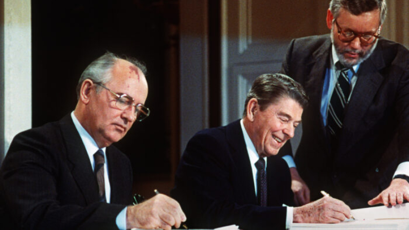 El líder soviético Mikhail Gorbachev (izq.) Y el presidente de los Estados Unidos, Ronald Reagan, firman en la cumbre de Washington un tratado que elimina los misiles nucleares de alcance intermedio y de corto alcance estadounidenses y soviéticos, el 8 de diciembre de 1987. ( AFP a través de Getty Images)
