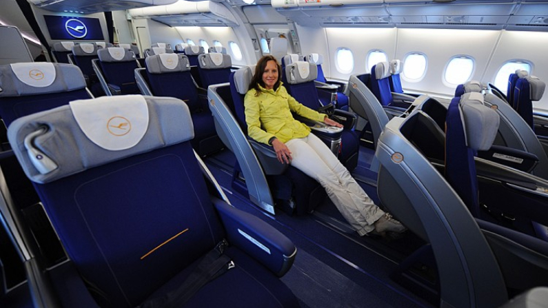 ¿No nos gustaría que todos los asientos de avión fueran tan cómodos? Una joven posa en un asiento de clase ejecutiva del nuevo avión Airbus A380 de la aerolínea alemana Lufthansa después del aterrizaje de prueba en el aeropuerto Franz-Josef-Strauss en Munich el 2 de junio de 2010. (Christof Stache / AFP / Getty Images)