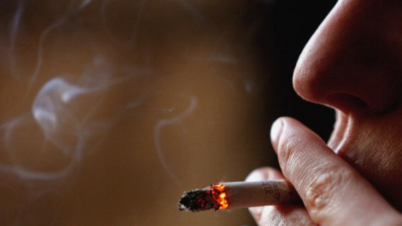 Algunas personas afirman que fumar los relaja. Aunque podría aliviar el antojo, una nueva investigación encuentra que fumar podría llevar a una angustia mental aún peor. (Jeff J Mitchell/Getty Images)