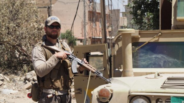 Ex marino SEAL lucha contra el mal en la ciudad de Mosul