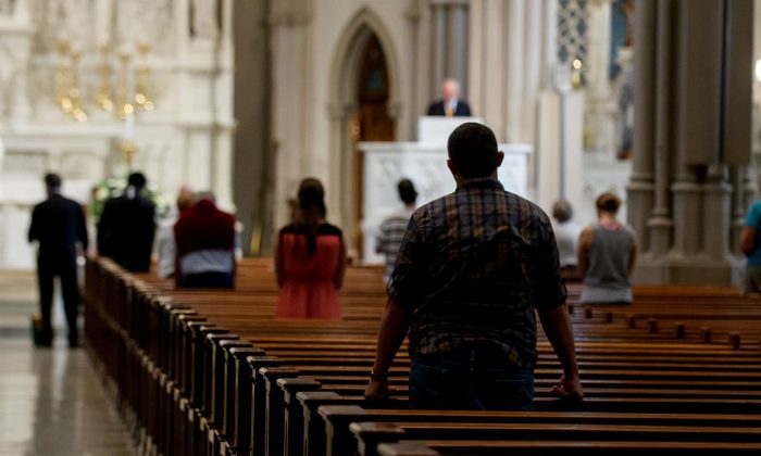 Los feligreses oran durante una misa para celebrar la Asunción de la Santísima Virgen María en la Catedral de San Pablo, la iglesia madre de la Diócesis de Pittsburgh en Pittsburgh, Pensilvania, el 15 de agosto de 2018. (Jeff Swensen / Getty Images)