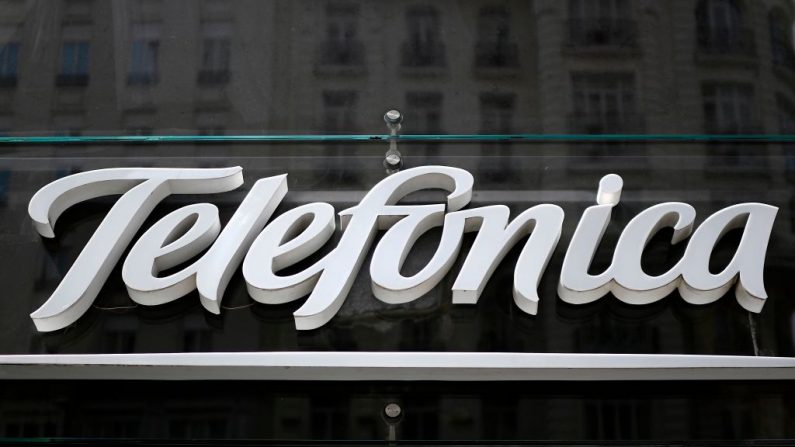 El logotipo de la empresa multinacional española de banda ancha y telecomunicaciones Telefónica en Madrid el 23 de agosto de 2018. (GABRIEL BOUYS / AFP a través de Getty Images)